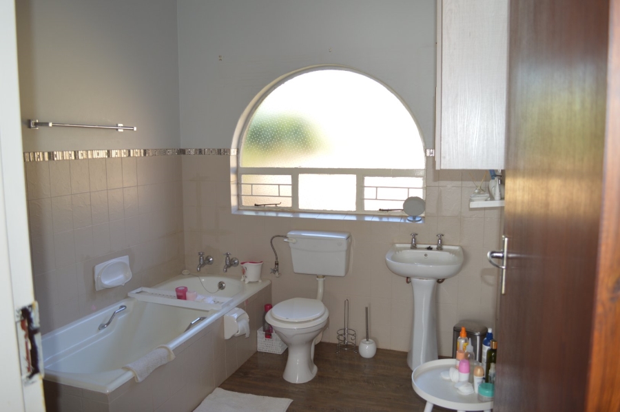 To Let 4 Bedroom Property for Rent in Doringkruin North West